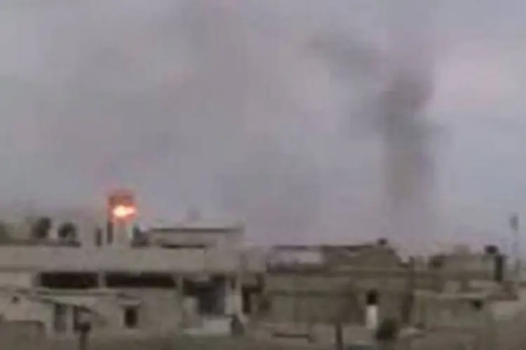 Imagem de vídeo divulgado no YouTube mostra bombardeios no bairro de Baba Amr, em Homs
 (AFP)