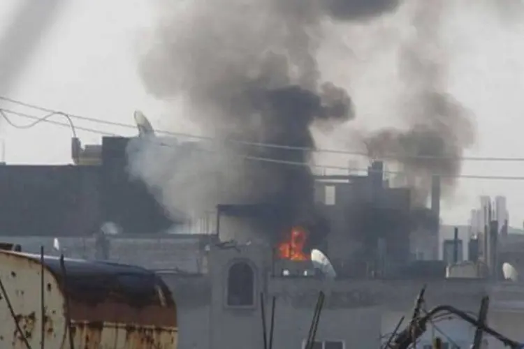 Residências de Homs pegam fogo após ataque das forças do regime
 (LCC SYRIA/AFP)