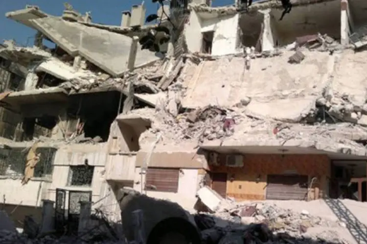 Bairro destruído: apesar dos esforços internacionais de mediação, a Síria continua imersa em uma espiral de violência que deixou milhares de mortos (AFP)