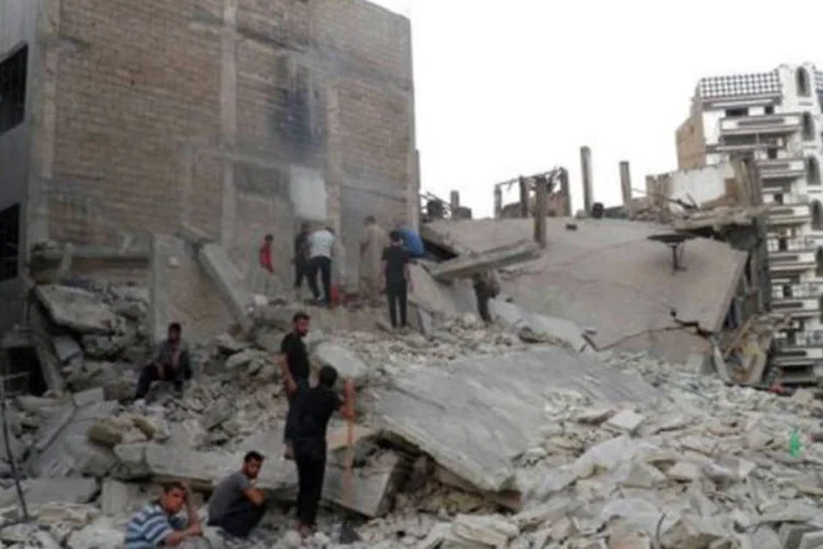 
	Pr&eacute;dios destru&iacute;dos em Homs: pela primeira vez um avi&atilde;o de combate atacou o bairro de Khaldiyeh de Homs
 (AFP)