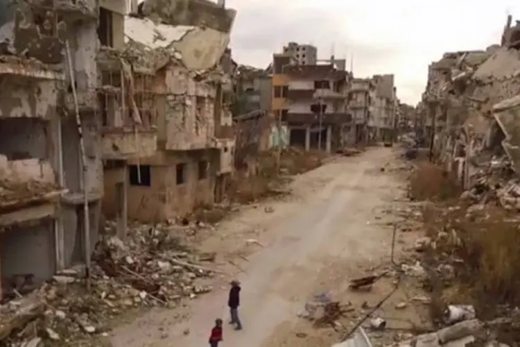 
	Imagem captada por drone da cidade de Homs, na S&iacute;ria: o EI sofreu pelos bombardeios pelo menos 3.914 baixas, a maioria delas combatentes estrangeiros
 (Reprodução/ You Tube/ Alexander Pushkin)