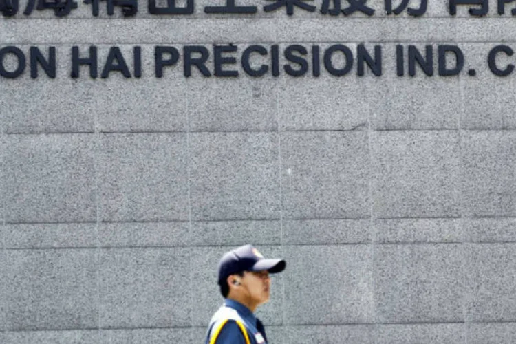 Segurança patrulha sede da Hong Hai, da Foxccon, em Taipé  (REUTERS / Pichi Chuang)