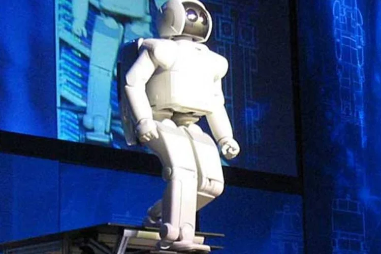 O primeiro androide Asimo foi apresentado pela Honda em 2000. Desde então, o robô vem sendo aperfeiçoado continuamente (Wikimedia Commons)