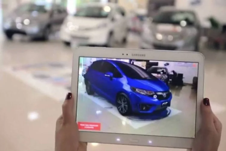 Fit 2015 visto por tablet: estratégia aconteceu em concessionárias Honda de todo o Brasil (Reprodução/YouTube/F/Nazca Saatchi & Saatchi)
