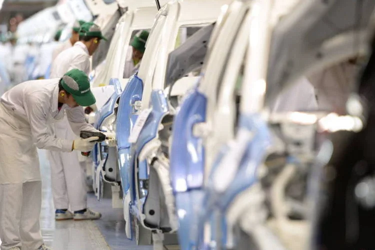 Operário trabalhando na linha de montagem da Honda em Karawang, na Indonésia (Dimas Ardian/Bloomberg)