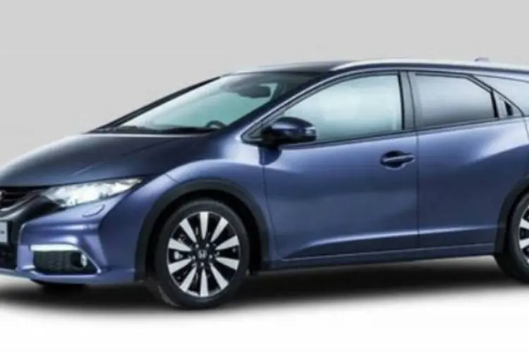 Honda Civic Tourer 2014: em termos de design, perua conta com faróis angulares dotados de luzes diurnas de LED e grade dianteira sem grandes novidades (Divulgação)