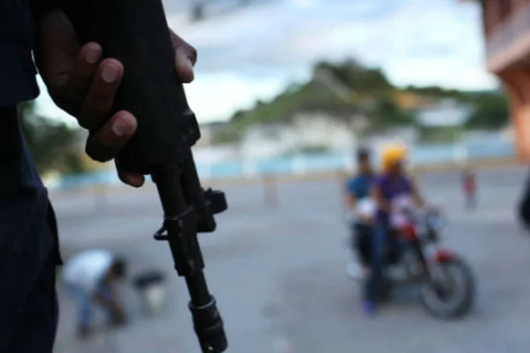 
	Policial em Tegucigalpa, Honduras: segundo o presidente hondurenho, para os delinquentes, criminosos e narcotraficantes&nbsp;&quot;acabou a festa&quot;
 (Spencer Platt/Getty Images)