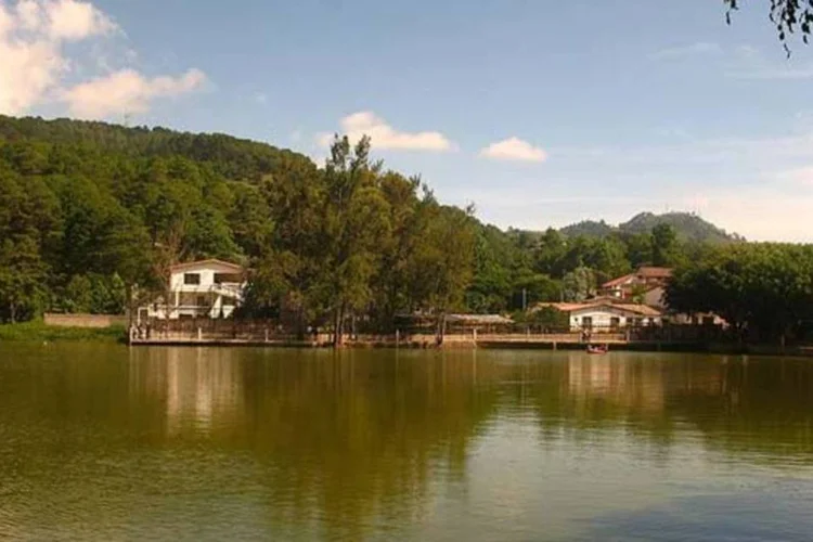 A Copeco calcula que a tempestade se localize na costa de Honduras e que sua faixa de vento e chuva se estendam a 100km do centro de ''Ernesto'' (Wikimedia Commons)