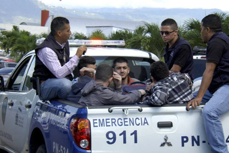 
	Policiais escoltam s&iacute;rios presos em Honduras: a pol&iacute;cia de Honduras informou que n&atilde;o h&aacute; sinais de qualquer liga&ccedil;&atilde;o com os ataques mortais em Paris
 (REUTERS)