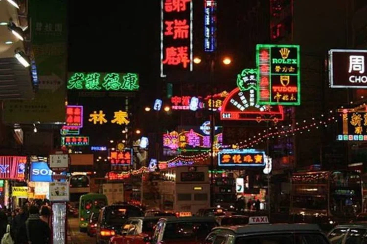 O índice Hang Seng, em Hong Kong, caiu 93,00 pontos (Wikimedia Commons)