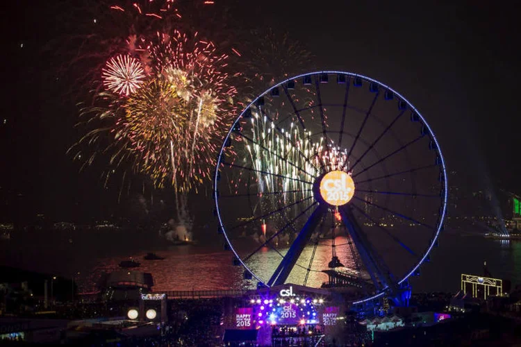 
	Hong Kong: show de fogos de artif&iacute;cio iluminou por oito minutos os arranha-c&eacute;us
 (Tyrone Siu/Reuters)