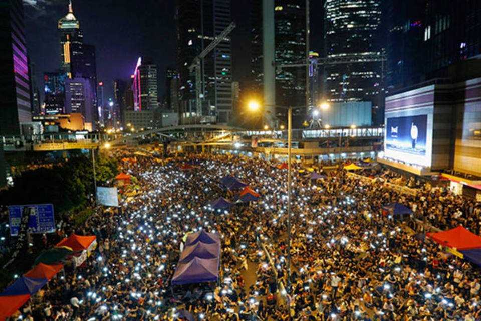 Calma retorna a Hong Kong, mas mil seguem nas ruas