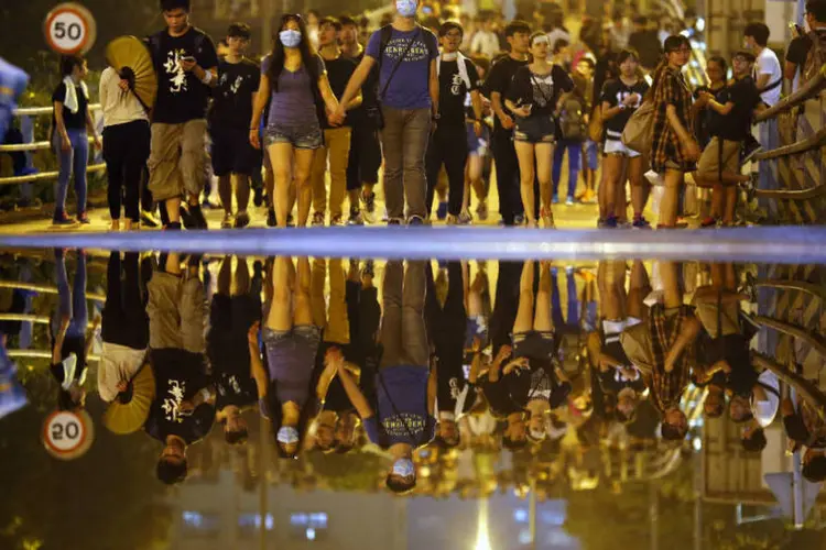 
	Manifestantes caminham por rua e bloqueiam &aacute;rea perto do governo em Hong Kong
 (Carlos Barria/Reuters)