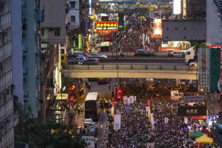 
	Milhares de manifestantes pr&oacute;-democracia se re&uacute;nem em via de Hong Kong
 (REUTERS/Tyrone Siu)