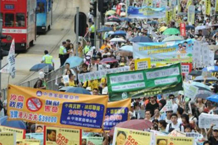 Uma multidão de 10 mil pessoas toma conta das ruas de Hong Kong durante os protestos  (Mike Clarke/AFP)