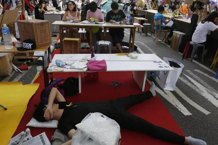 
	Manifestante pr&oacute;-democracia descansa durante protesto qeu bloqueia a principal via que leva ao centro financeiro de Hong King
 (Reuters/Bobby Yip)