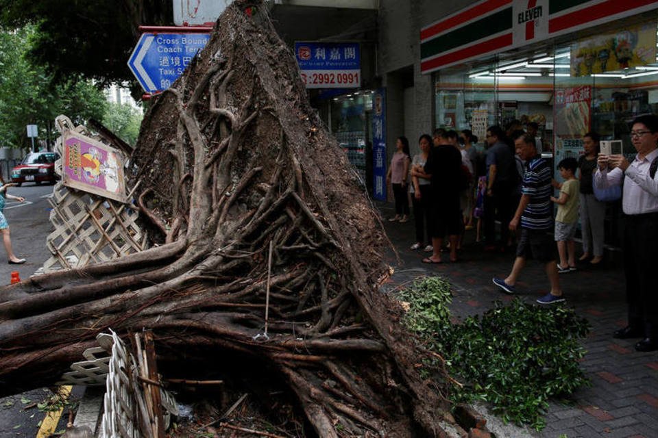Tufão Nida força e cancela mais de 150 voos em Hong Kong