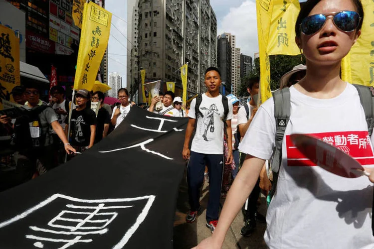 
	Protesto: &quot;Queremos eleger nosso pr&oacute;prio governo&quot;, afirmou um dos manifestantes sob um dos guarda-chuvas amarelos
 (Bobby Yip / Reuters)