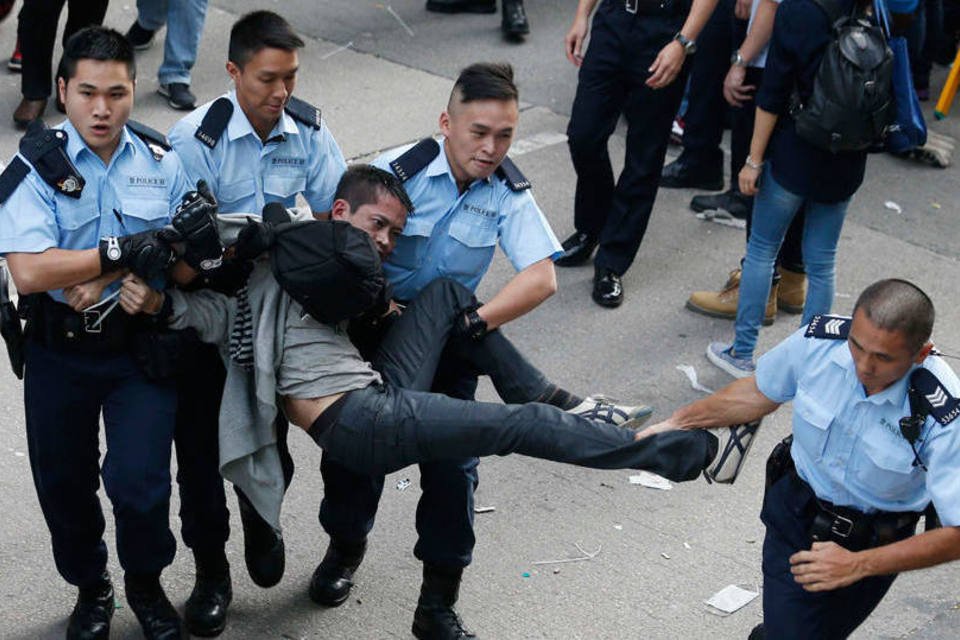 Ação de retirada de manifestantes em Hong Kong tem 12 presos