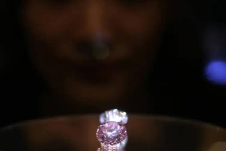 Um diamante rosado é leiolado em Hong Kong (Dale de la Rey/AFP)