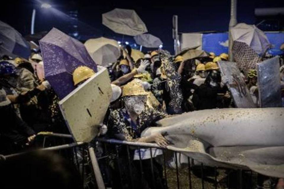 Tensão em Hong Kong após confrontos entre civis e policiais