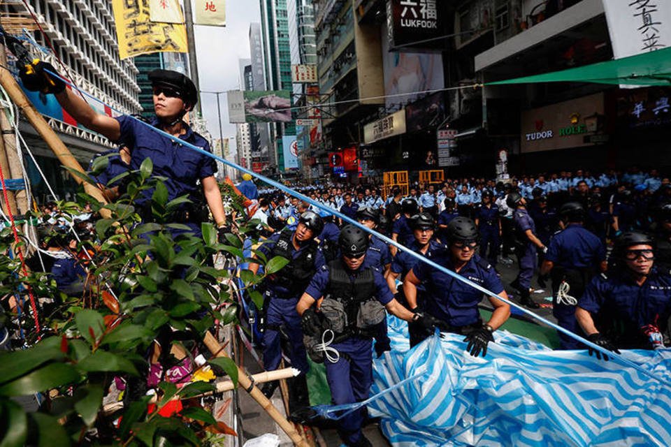 Polícia detém mais de 100 pessoas em Hong Kong