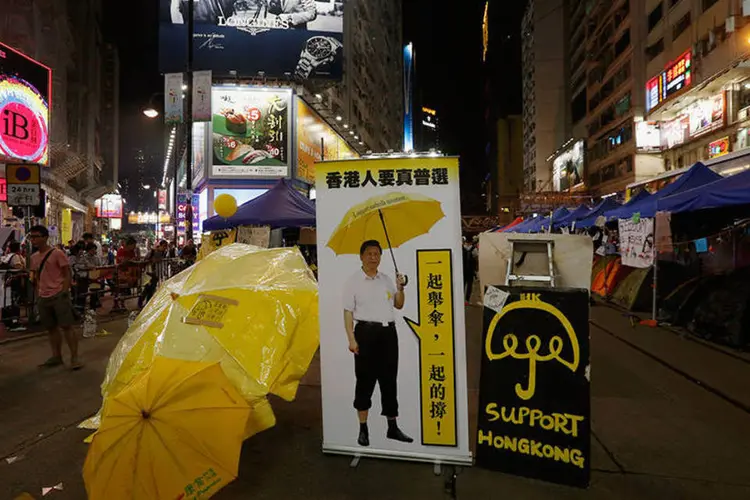 Na fotografia Xi segura um guarda-chuva amarelo, objeto que se transformou em símbolo das revoltas  (REUTERS/Bobby Yip)