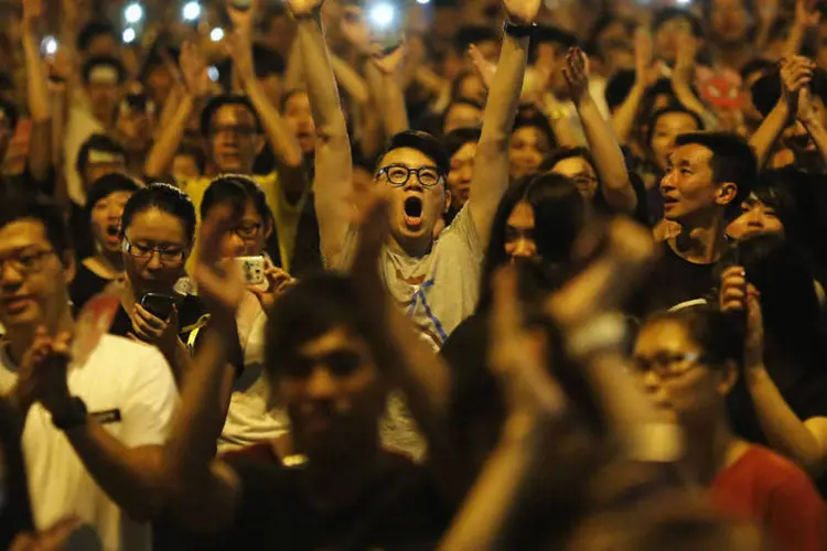 Manifestantes reagem a discurso de líder de movimento estudantil em Hong Kong (Carlos Barria/Reuters)