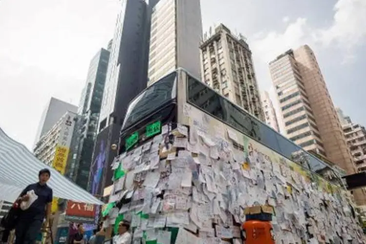 Ônibus com mensagens de apoio aos manifestantes pró-democracia de Hong Kong (Philippe Lopez/AFP)
