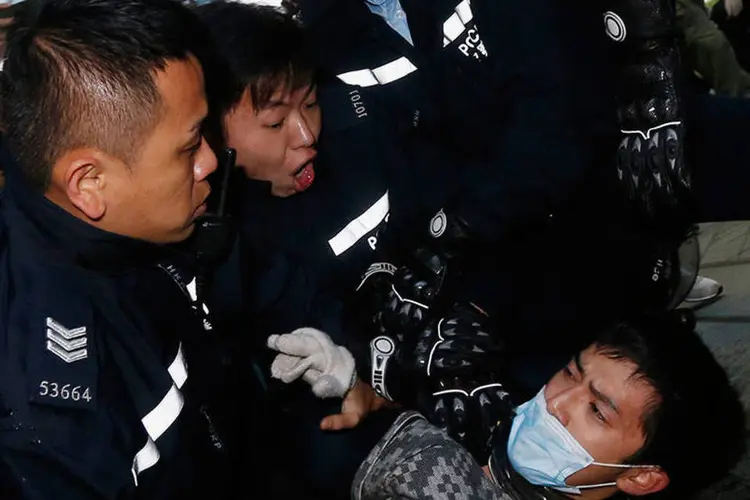 Policial grita com manifestante durante protesto em Hong Kong (REUTERS/Bobby Yip)
