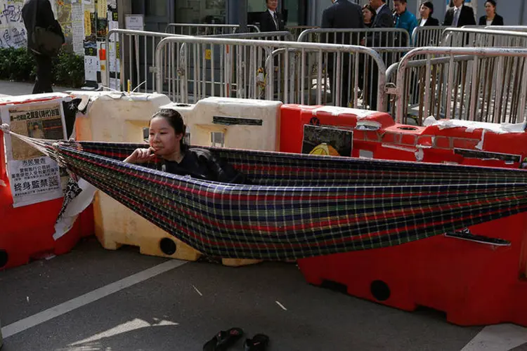 Manifestante descansa em rede em frente à sede do governo em Hong Kong (REUTERS/Bobby Yip)