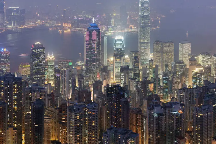 
	Vista noturna de Hong Kong: cinco das 10 cidades mais caras do mundo est&atilde;o na regi&atilde;o &Aacute;sia-Pac&iacute;fico
 (Diliff/Wikimedia Commons)