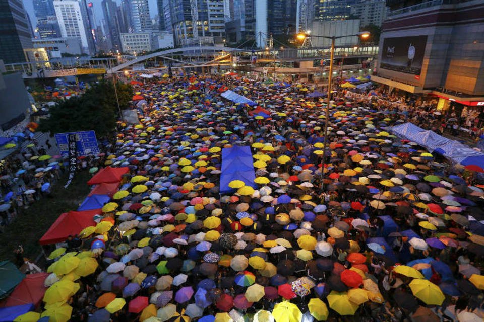 Policiais são presos por agredirem manifestante de Hong Kong