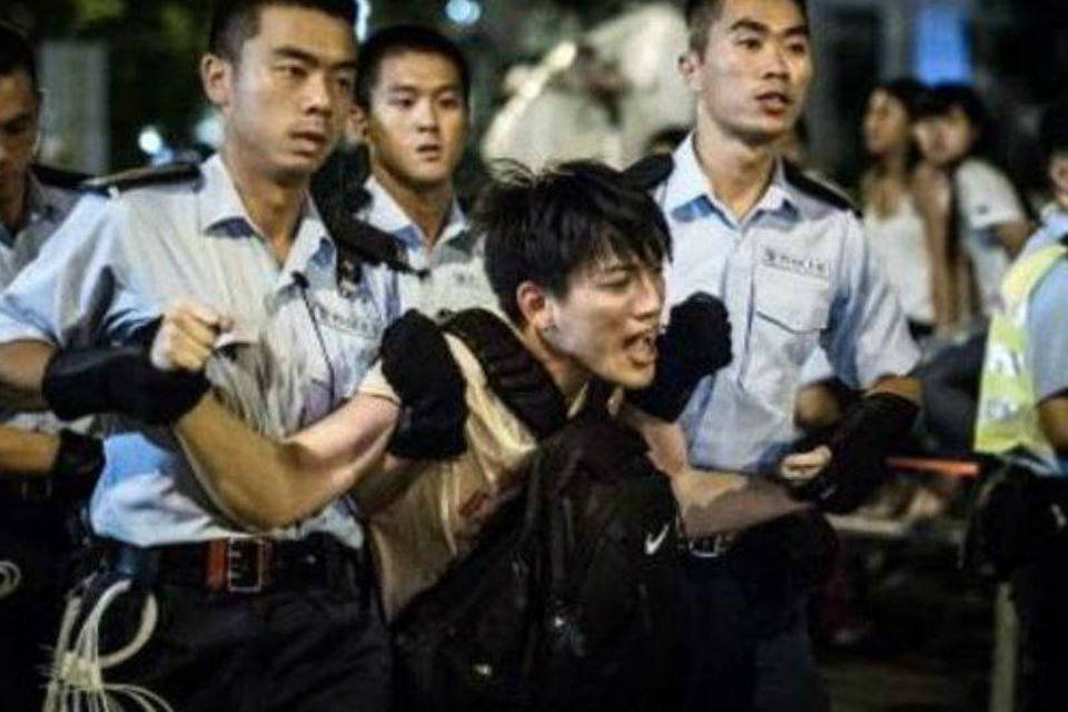 Hong Kong tem novos embates entre opositores e manifestantes
