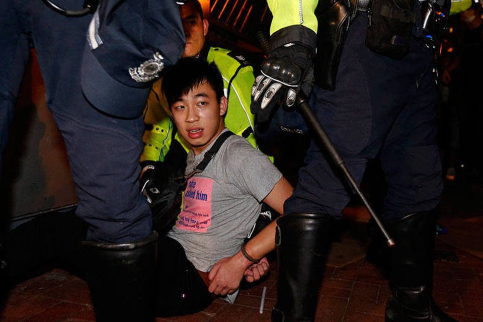 Hong Kong vive noite de confrontos e 28 pessoas são detidas