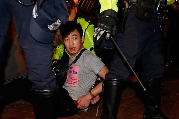 Polícia detém manifestante em Hong Kong  (REUTERS/Bobby Yip)