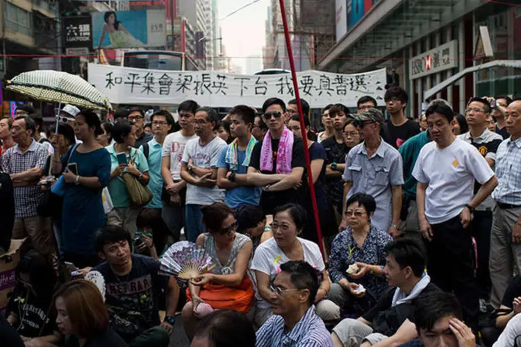 
	Manifestantes bloqueiam rua durante protesto em Hong Kong
 (REUTERS/Tyrone Siu)