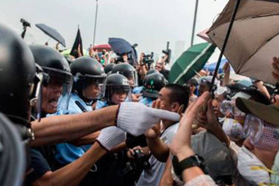 Manifestantes e opositores entram em confronto em Hong Kong
