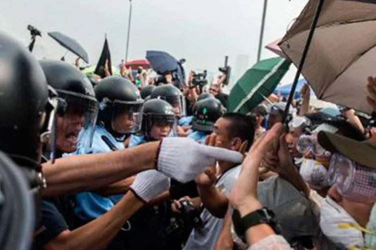 Policiais e manifestantes pró-democracia em confronto no centro de Hong Kong
 (Anthony Wallace/AFP)