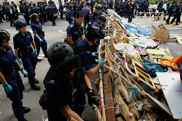 Polícia remove barricada montada por manifestantes em Hong Kong (REUTERS/Liau Chung-ren)