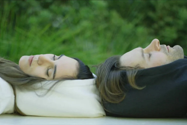 
	Pronto para dormir: o capuz possui um &quot;travesseiro&quot; infl&aacute;vel interno
 (Divulgação/Hypnos)