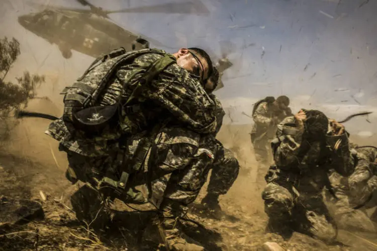 
	Soldados americanos: mobiliza&ccedil;&atilde;o planejada das tropas representa a maior mudan&ccedil;a pol&iacute;tica dos EUA desde que o pa&iacute;s come&ccedil;ou uma campanha de bombardeios contra alvos do Estado Isl&acirc;mico
 (U.S. Air Force photo by Staff Sgt. Corey J. Hook/Released)