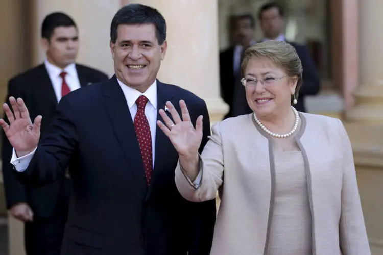 
	Presidente do Paraguai, Horacio Cartes, e presidente do Chile, Michelle Bachelet: ap&oacute;s a reuni&atilde;o no Pal&aacute;cio de governo, os governantes assinar&atilde;o acordos bilaterais
 (Reuters / Jorge Adorno)