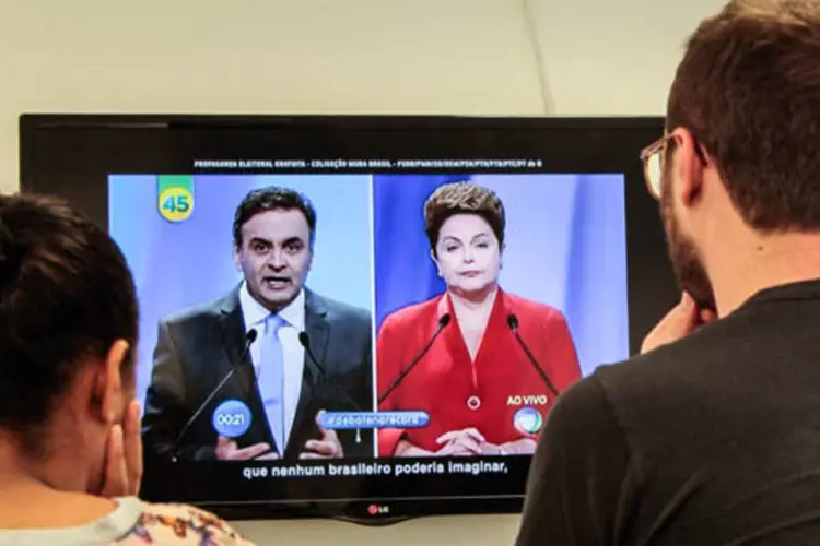 Eleitores assistem ao horário eleitoral gratuito da televisão, durante o primeiro turno das eleições (Robson Fernandjes/Fotos Públicas)
