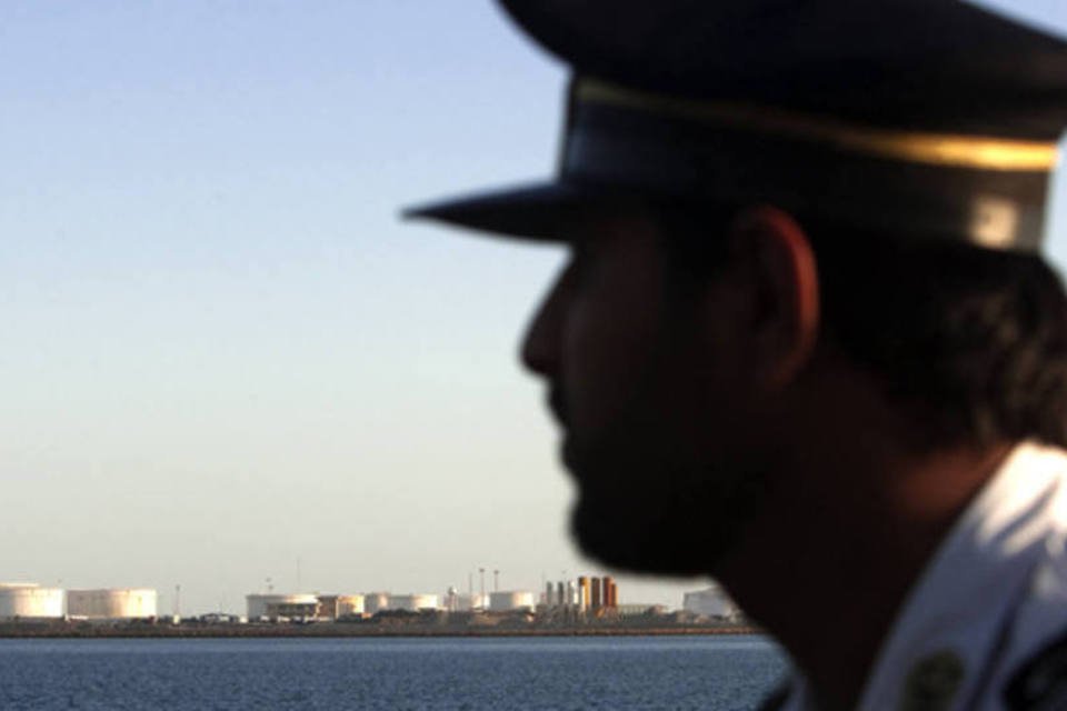 Irã inicia exercício naval no estreito de Hormuz