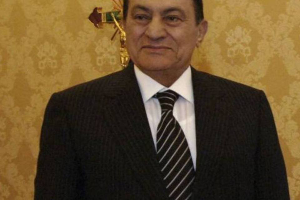 Tribunal multa Mubarak por cortar comunicações durante protestos