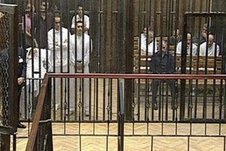 Réus, incluindo o ex-presidente do Egito Hosni Mubarak (na cama à esquerda) e seus dois filhos (Reuters)