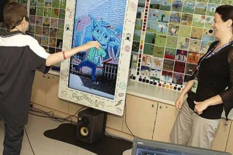 Uma criança segue os movimentos de um avatar na tela, como parte de uma nova terapia para tratar a ansiedade, no hospital em Montreal (Julien Faugere)