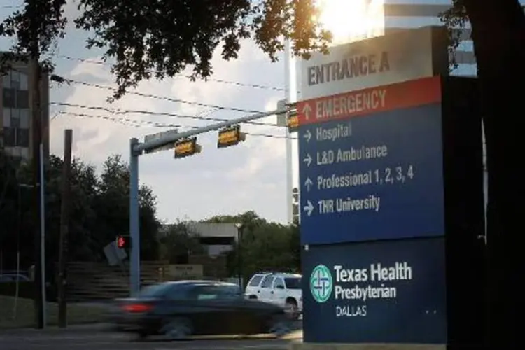 
	Hospital do Texas: fiscalizar passageiros na chegada aos EUA poderia detectar aqueles que desenvolveram febre fraca durante o voo
 (Mike Stone/AFP)