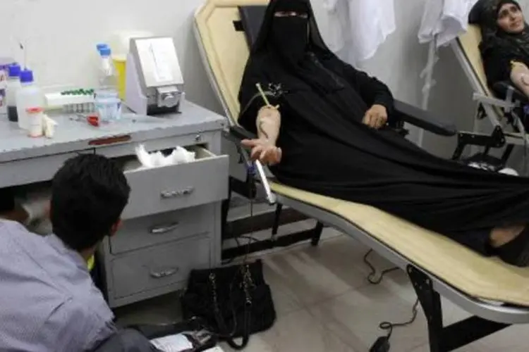 Iemenitas da província de Taez doam sangue para os feridos nos combates em Áden (Abdulrahaman Abdullah/AFP)